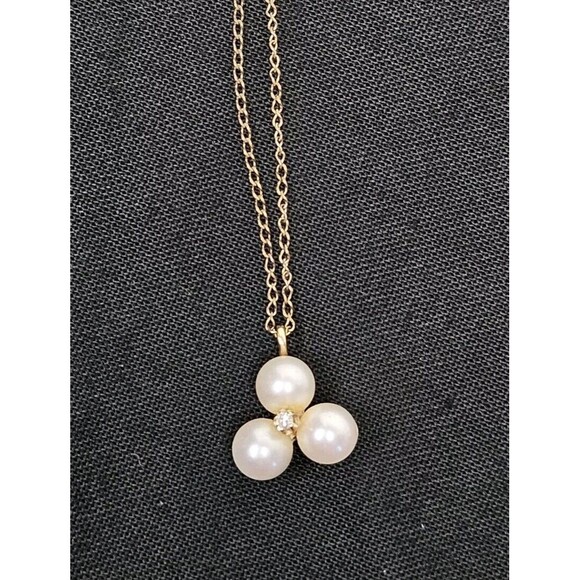 Vtg 14k Gold Triple 5.5mm Pearl & Diamond Accent Pendant 1.66g On A 10kGF Chain - Picture 2 of 11